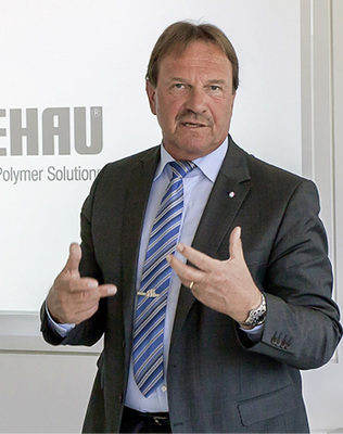 



Jürgen Hoffmann, Leiter Marketing & Vertrieb Fenstersysteme Zentraleuropa bei Rehau: „Wir versuchen mit diesem Lüftungssystem die Wertschöpfung des Fensters zu erhöhen und natürlich unsere Kompetenz unter Beweis zu stellen.“
