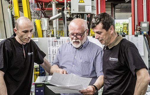 
Helfried Wagner (Mitte): „Wir können mit dem Abstandhalter aus dem Fass mehrere Hundert Applikationen pro Schicht durchführen.“
