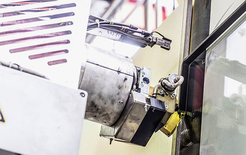 
Der Applikator des Maschinenherstellers Bystronic trägt den Dichtstoff vollautomatisch auf das Glas auf.
