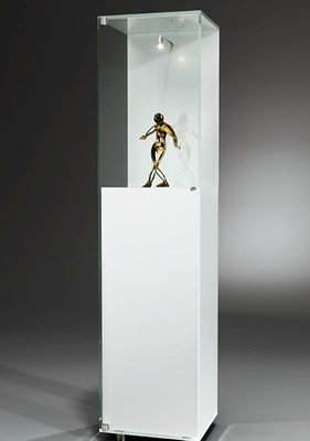 
Hier eine Vitrine mit lackiertem Glas.
