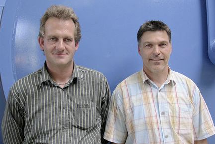 
Reinhard Gruber (l.), Niederlassungsleiter Glasveredelung, und Wilfried Schreier, Niederlassungsleiter Isolierglas 
