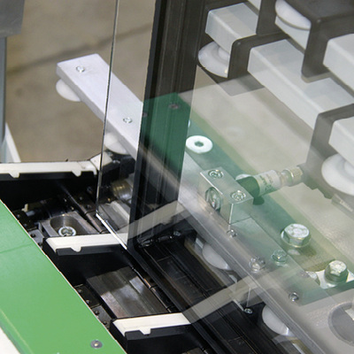 
Die Isolierglaslinien von Forel sind auch in den Details speziell auf die Verarbeitung von großen, schweren ISO-Einheiten ausgelegt.
