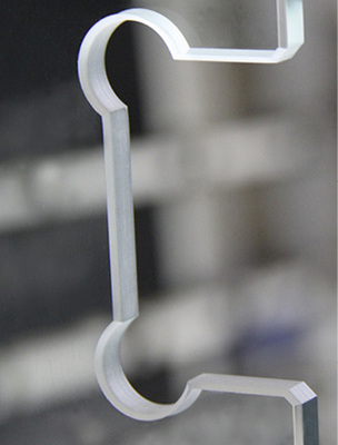 
Mit dem neuen vertikalen CNC-Zentrum lassen sich komplexe Glas-Bearbeitungen durchführen.
