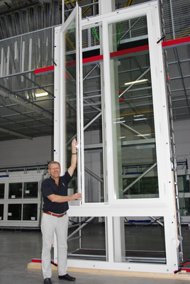 Die positive aktuelle Situation liege auch an einem besonderen Umstand: In diesem Jubiläumsjahr (25 Jahre Wertbau) hat man einen der wichtigsten Aufträge der Firmengeschichte abzuwickeln: Das Unternehmen liefert 386 Kastenfenster für das neue Berliner Schloss (die GLASWELT berichtet exklusiv über die Produktion und die Montage der Fenster im XXL-Format in einer ihrer nächsten Ausgaben).