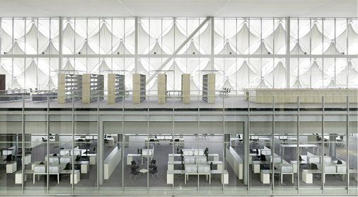 



Mit einem Transmissionsgrad von 7 % wurden angenehme Lesebedigungen geschaffen.
