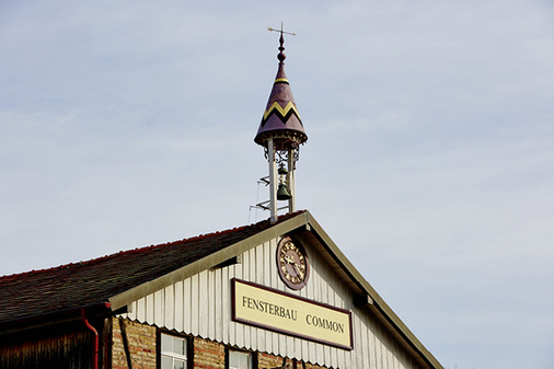 



Zwischen Stuttgart und Karlsruhe liegt die kleine Stadt Maulbronn, die auf die Gründung eines Zisterzienserklosters im 12. Jahrhundert zurückgeht. Hier befasst sich die Familie Common in der vierten Generation mit der Verarbeitung von Holz, heute zu Fenstern und Türen.
