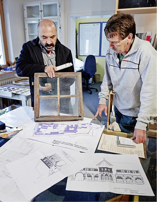 <p>
Um ein historisches Holzfenster von den Oberflächenbehandlungen aus Jahrhunderten zu befreien, setzt Bodo Common bevorzugt auf eine thermische Entfernung der Lacke und Lasuren. „Das kostet zwar Zeit, führt aber zu einer nachhaltig guten Ausgangslage für die neue Oberfläche.“ 
</p>