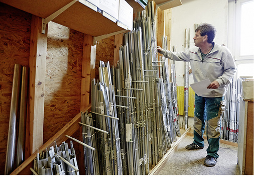 
Gut sortiert ist das Lager für Beschläge und Griffe bei Common. „Für die zuverlässige Funktion sorgt das Unternehmen in allen Nachbauten durch den Einbau von Roto-Beschlägen – gelegentlich sogar in restaurierten Fenstern. 
