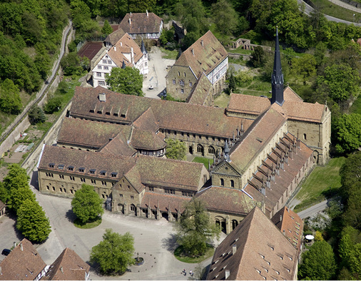 <p>
Kloster Maulbronn ist die besterhaltene Anlage des Mittelalters nördlich der Alpen. Bis heute kann im Gebäudeensemble und an den Weinbergen und Seen in der Umgebung abgelesen werden, wie das Leben und die Arbeit der Zisterzienser sich vollzogen haben. Weitere Informationen unter 

<a href="http://www.kloster-maulbronn.de" target="_blank" >www.kloster-maulbronn.de</a>

</p>
