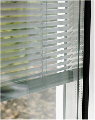 



Jalouisen im Isolierglas benötigen keinen zusätzlichen Platz beim Einbau und können auch bei jahrelanger Nutzung nicht verschmutzen.
