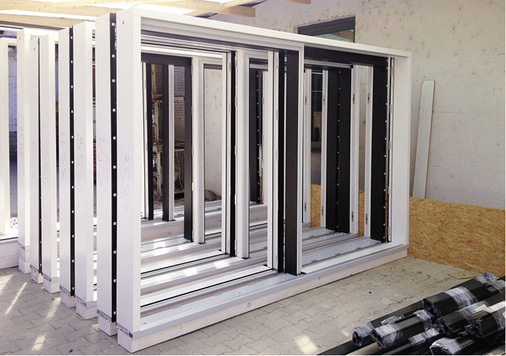 
100 Hebe-Schiebe-Anlagen (3,50 x 2,30 m) warten in der Werkstatt der Schreinerei Spreitzer darauf eingebaut zu werden. Verglast wird auf der Baustelle.
