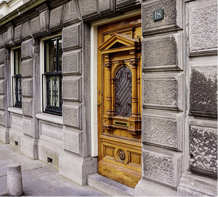



Eine Haustürenanlage in Amsterdam – versehen mit reichhaltigen Verzierungen zeugt sie von wohlhabenden Besitzern des Gebäudes.
