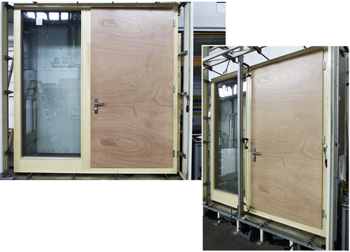 <p>
Eine Außentür mit verglastem Seitenteil in der Windlast-Verformungsmessung (Bild oben) …… und bei Messung zur Schlagregendichtheit (Bild rechts).
</p>