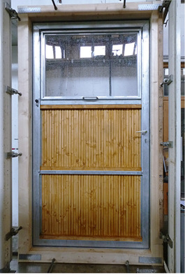 <p>
Sind die Mängel an Außentüren berechtigt? Hier wurde am Prüfinstitut eine Stalltür mit einem zu öffnenden Oberlicht geprüft.
</p>