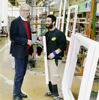 
Auch beim Fenstermachen darf der Spaß nicht fehlen: Gute Stimmung in den Produktionshallen von Gutbrod.



