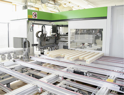 
Bis zu 16 Teile lassen sich auf dem automatischen Zuführtisch platzieren. In dieser Zeit kann der Bediener andere Aufgaben übernehmen.
