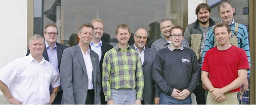 
Auch bei der Planung des Fertigungslayouts Ende September 2014 stand der Fensterhersteller im Mittelpunkt. v.l.: Alfons Wachter (Meko), Thomas Reuter (ProLogic), Martin Kenntner und Engelbert Tiefenthaler (beide Leitz), Fensterhersteller Thomas Huber, Werner Spohn (Meko), Markus Süß und F. Küch (Biesse) sowie drei Mitarbeiter von Huber Fenster.
