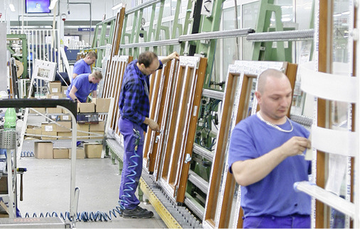 
Alle 25 Sekunden verlässt bei Oknoplast ein Fenster die Produktionslinie. Die Gesamt-Kapazität reicht bis zu 1,5 Mio. Einheiten pro Jahr. 
