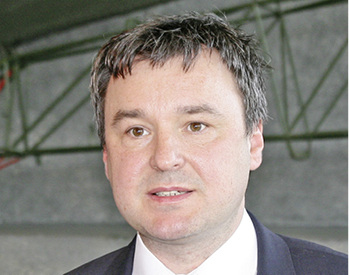 
„Entscheidend für den Aufwärtstrend ist auch die enge Kundenbindung. Verständnis, eine partnerschaftliche Zusammenarbeit sowie schnelle Reaktionszeiten bei kurzfristigen Wünschen sind für uns selbstverständlich“, betont Dominik Mryczko, Geschäftsführer von Oknoplast Deutschland und Gesamtvertriebsleiter der Oknoplast Gruppe in Europa.
