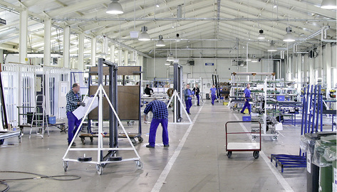 
Blick in die Fertigungshalle des Alutürenherstellers Aluhaus. 
