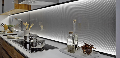 



Auch mit speziellen Glasanwendungen und Sondergläsern, hier im Bild das Leuchtglas Vetroloom, wollen die Glasveredler aus Norddeutschland punkten.
