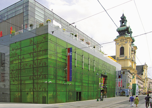 
Architekten und Designer nutzen digital bedrucke Scheiben immer häufiger auch zur Gestaltung von Fassaden.
