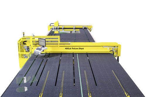 
Mit der ProLam Shape von Hegla lassen sich freie Formen und Modelle aus VSG automatisch und präzise ritzen. Je ein eigener Antrieb richtet die beiden Schneidköpfe exakt auf den Schneidplan aus.
