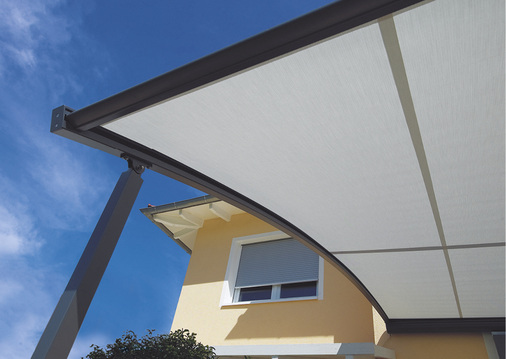 



Auch bei gebogenen Anlagen schaffen ZIP-Systeme den dichten Abschluss zwischen Tuchbespannung und Führungsschiene und erlauben dadurch auch technische Ausführungen ohne die sonst üblichen Leitrohre. 
