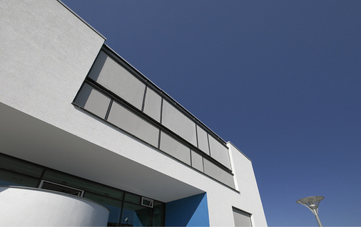 



Gerade als gestalterisches Element lassen sich die ZIP-Systeme perfekt einsetzen und schaffen gegenüber den Raffstoren auch bei schmalen Baubreiten ein gleichmäßiges Einfahren in die obere Endposition. 
