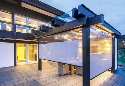 <p>
Werden ZIP-Systeme freitragend an Fassadenkonstruktionen im Terrassenbereich als Sonnen- und Windschutz eingesetzt, sind immer noch große Flächen von bis zu zwölf Quadratmetern (3 x 4 m) möglich.
</p>

<p>
</p> - © Foto: Roma

