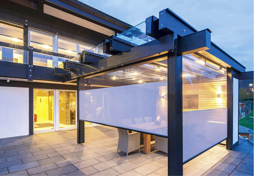 
Werden ZIP-Systeme freitragend an Fassadenkonstruktionen im Terrassenbereich als Sonnen- und Windschutz eingesetzt, sind immer noch große Flächen von bis zu zwölf Quadratmetern (3 x 4 m) möglich.



