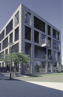 
Besonders an den Gebäudeecken ist der Sonnenschutz durch die besonderen Windverhältnisse stärker gefordert. Höhere Gebäude schaffen zusätzliche Herausforderungen, wie hier an die Raffstoren. 



