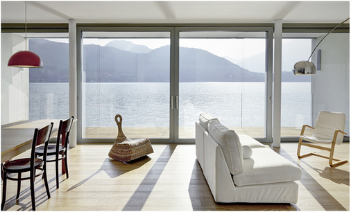 



Die Schüco ASS70.HI Schiebtür-Elemente im 1. OG: harmonische Aufteilung in zwei feststehende und zwei bewegliche Elemente gleicher Abmessungen
