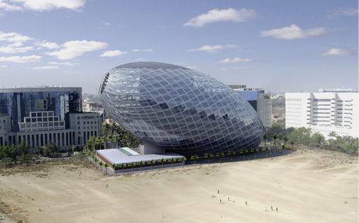 
Eingefügt in die bestehende Gebäudelandschaft fällt das „Cybertecture Egg“ durch seine besondere Form auf und bietet für Bürobenutzer und Bewohner durch die hohe Transparenz neue Nutzerstrukturen.



