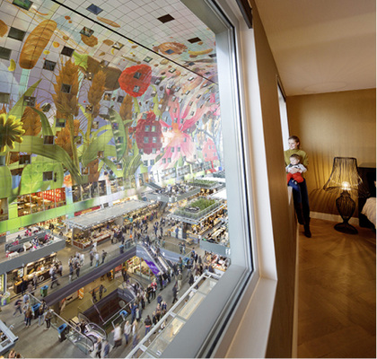 



Der Blick aus einer der Wohnungen in die Markthalle.
