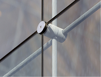 
Für die Seilnetzfassade von Octatube lieferte AGC Interpane die zugehörigen Gläser

.



