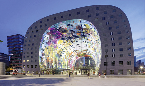 



Bei Dunkelheit ist die Fassade durch den beleuchteten Innenraum kaum sichtbar.
