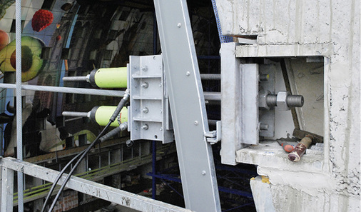 



Detail einer im Beton eingebetteten Stahlbox mit Kabelfixierung.
