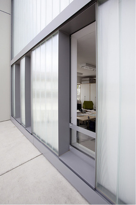 



Für einen optimierten Wärmeschutz wurde in die Profilglasfassade eine sogenannte transluzente Wärmedämmung (TWD) eingebracht.
