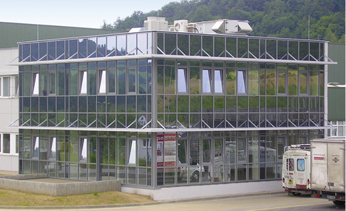 
Vorgehängte starre Sonnenelemente können bei entsprechender Berechnung eine optimale Verschattung bei hoher Windstabilität erreichen.



