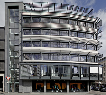 
Formschön angepasst können die ausladenden Elemente harmonisch in das Fassadenbild eingefügt werden.



