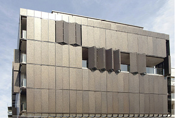 <p>
</p>

<p>
Faltelemente besitzen den großen Vorteil, voll in die Gestaltung der Fassade integrierbar zu sein.
</p> - © Foto: Baier

