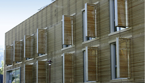 
Freie Oberflächengestaltung gilt als Trumpf bei den Schiebeelementen. Egal ob Holz, Aluminium oder Stoffbespannungen, alles ist möglich.
