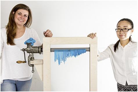 
Carlijn van der Werf und Yang Zhang mit ihrem Fertigungsmodell.
