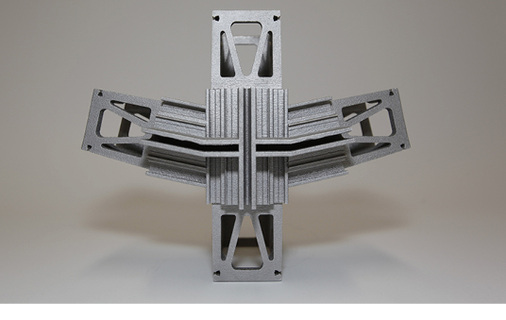 
Gedruckter Eckverbinder für Pfosten- und Riegelfassaden aus der Forschungsarbeit von Dr. Holger Strauss in Kooperation mit Alcoa – Kwaneer. 
