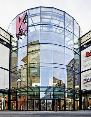 <p>
Der g-Wert der Dachverglasungen des „K“-Einkaufszentrum in Kaiserslautern“ liegt bei 21 %.
</p>