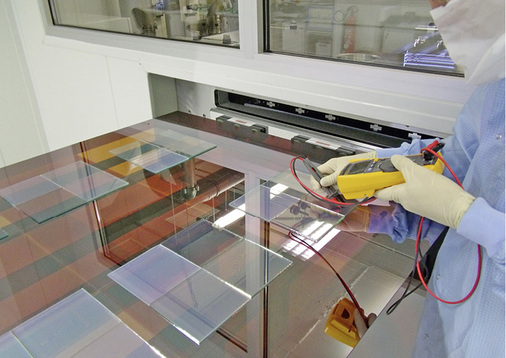 
Tests am Glas im Forschungs- und Entwicklungszentrum von Saint-Gobain in Herzogenrath.



