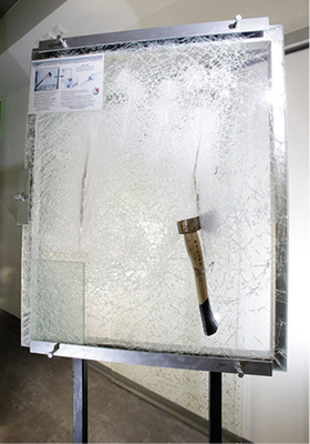 
Was heute Sicherheitsgläser leisten können, wird dem Endkunden in der Ausstellung von Stebani anschaulich demonstriert.
