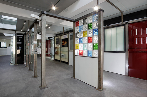 
In der Ausstellung wird den Kunden anhand verschiedener Einbausituationen sowie einer Reihe von Material- und Produktpräsentationen vermittelt, was heute mit Glas umsetzbar ist. 
