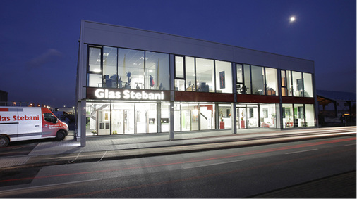 <p>
Der Neubau von Stebani Glas in Essen fungiert bei Tag und Nacht wie ein großes Schaufenster.
</p>